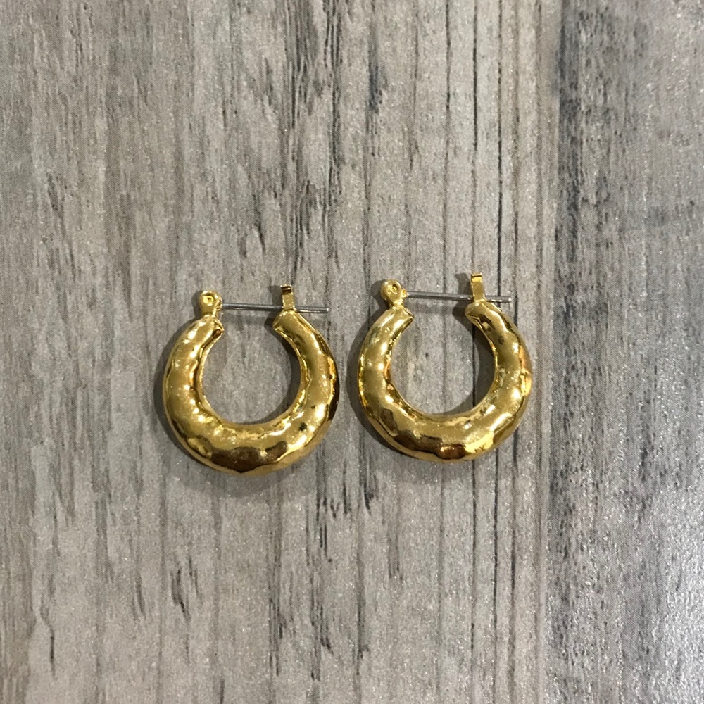 Gold tone hammered graduated hoop earrings